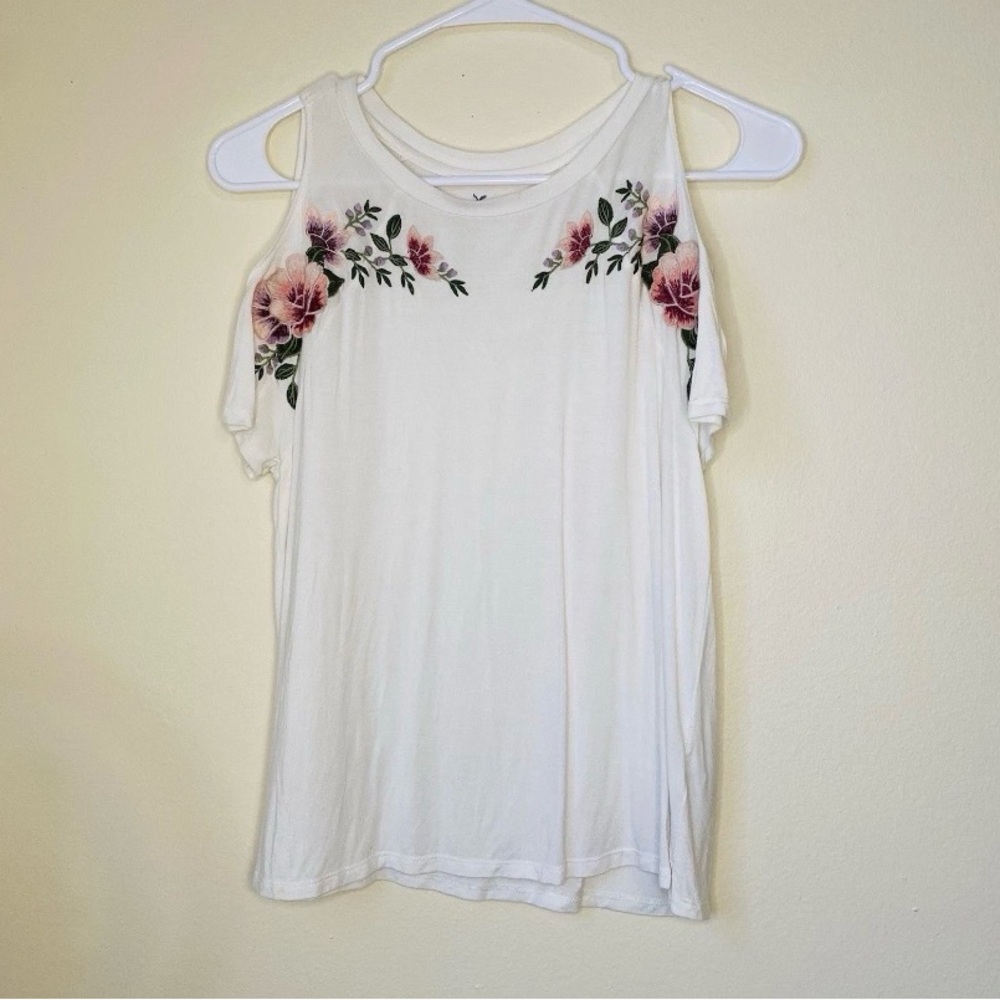 American Eagle Soft & Sexy Short Sleeve White Floral Top with Shoulder Cutouts